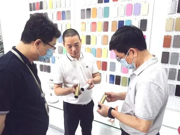 科技特派員走進(jìn)這家粉末涂料企業(yè)，指導(dǎo)制備石墨烯有機(jī)硅/環(huán)氧耐高溫粉末涂料！